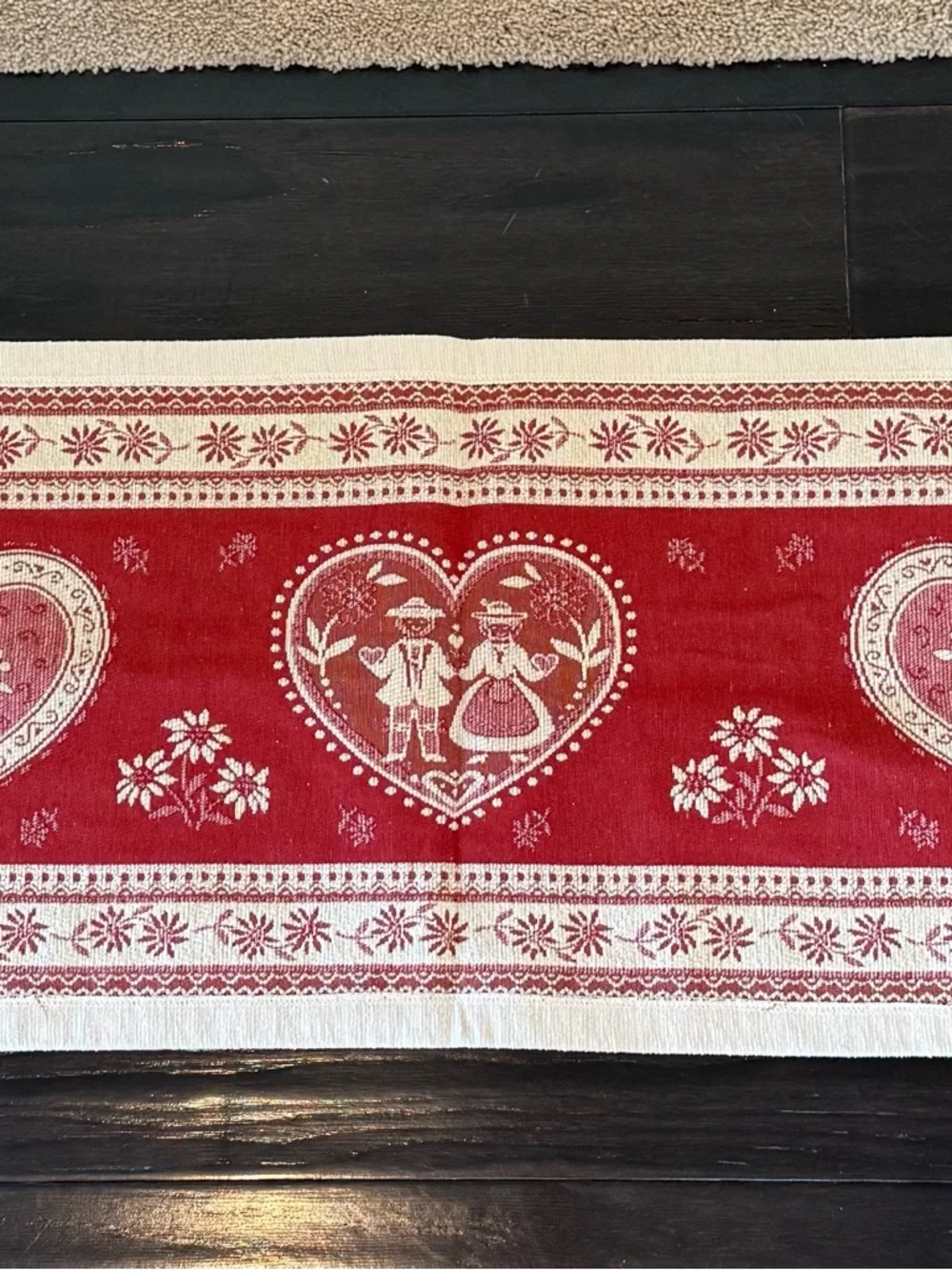 Hossner Seasons Home Table Runner Gobelin Tapestry Red Hearts Cream NWT